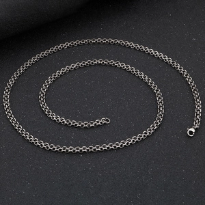 Vue détaillée de dessus d'un collier chaîne en O en acier inoxydable argenté en spirale