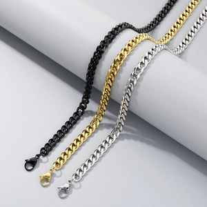 Détails de trois colliers à mailles gourmette en acier inoxydable noir, doré et argenté
