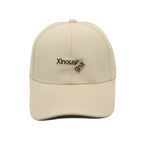 Detail der Xinoush Stickerei auf beiger Canvas-Baseballkappe mit 6-Panel-Struktur
