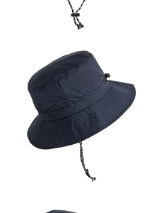 Dettaglio cappello alla pescatora blu scuro impermeabile in nylon con cordino regolabile
