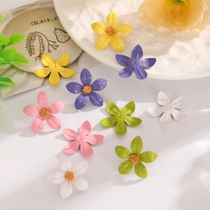 Detailansicht der farbenfrohen, mehrschichtigen Blumenohrstecker in kräftigen Farben