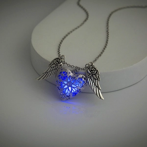 Collana con medaglione a cuore luminoso con ali d'angelo e bagliore blu