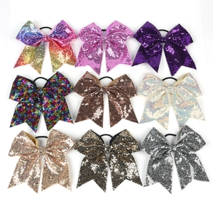 Vue détaillée de neuf nœuds papillon à paillettes colorés avec élastiques à cheveux
