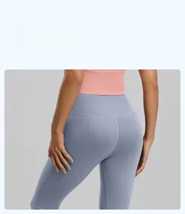 Dettaglio dei leggings da yoga azzurri a vita alta con effetto push-up e tessuto elastico