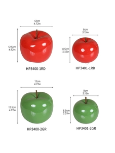 Comparaison détaillée des tailles de pommes en céramique rouge et verte au fini brillant