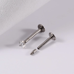 Détail du piercing labret en titane G23 avec filetage interne et zircon transparent