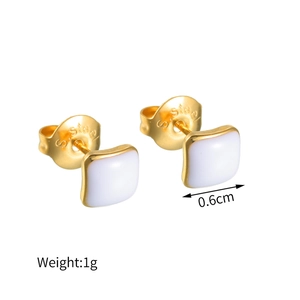 Détail de boucles d'oreilles carrées en acier inoxydable plaqué or 18K avec émail blanc