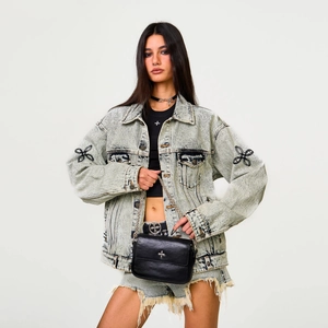 Sac chaîne en cuir à badge croisé en cuir de vachette tanné avec bandoulière rétro