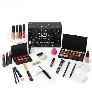 Dettaglio ravvicinato di un kit trucco completo con vari prodotti cosmetici