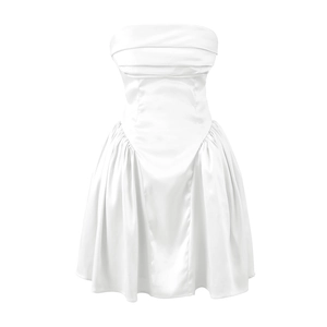 Robe mini bustier blanche en satin élégante avec détails en mesh et fini brillant