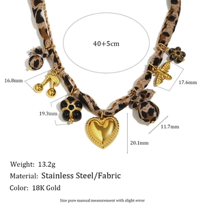 Diagramme détaillé des pendentifs en acier doré 18K avec incrustation en tissu léopard