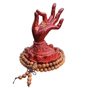 Adorno de coche mano de Buda con base de loto rojo y cuentas de madera decorativas