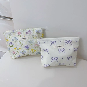 Trousses à maquillage en tissu fleuri et à pois avec fermeture éclair et étiquettes blanches