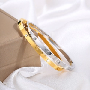 Titanium steel heart-shaped diamond bracelet set in 18k gold and silver finish