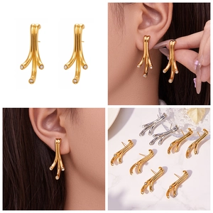 Détails de boucles d'oreilles géométriques dorées et argentées avec pierres en zircon