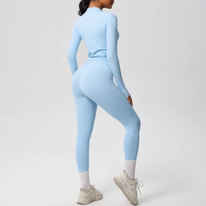 Détail d'un ensemble de yoga bleu clair avec haut à manches longues et legging taille haute