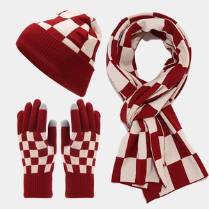 Vue détaillée du kit bonnet, écharpe et gants en tricot à damier rouge et blanc