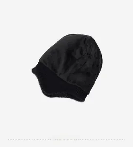 Détail de la doublure en polaire noire épaisse et de la maille côtelée du bonnet d'hiver