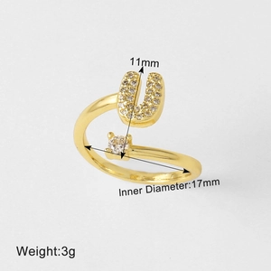 Detail van de 18k vergulde letter U-ring met zirkoon micro-pave en ronde solitaire kristal