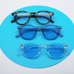Drei runde Sonnenbrillen in Schildpatt, Blau und Transparent mit blauen Gläsern im Detail