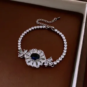 Bracelet style palais français avec pierre précieuse bleu foncé et chaîne de tennis