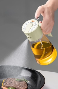 Detail showing glass oil sprayer with 0.5g mist control and clear capacity markings