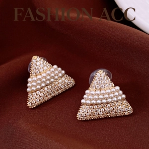 Boucles d'Oreilles Clips Triangle en Plaqué Or 18K Zirconia Perle Artificielle pour Femme Bijoux de Mode Géométriques Luxe Léger