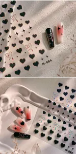 Détail des stickers ongles M-984 avec motifs de cœurs et nœuds à effet holographique