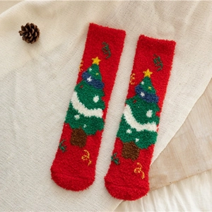 Chaussettes de Noël rouges en polaire corail avec broderie sapin et texture douce chaude