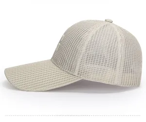 Détail de la casquette beige en mesh respirant montrant le matériau de ventilation à mailles