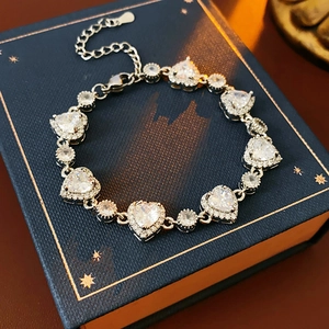 Nahaufnahme von Herz-Zirkonia-Armband mit Silberkette und glänzenden Halodetails