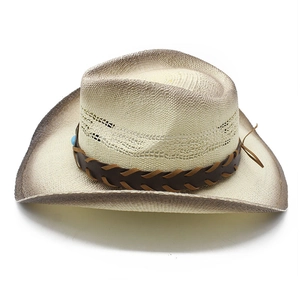 Détail du chapeau de cowboy en paille avec bandeau en cuir marron et perles bleu clair