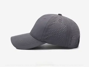 Dettaglio dei fori di ventilazione tagliati al laser sul cappellino grigio sportivo