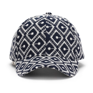 Gorra de béisbol azul marino con bordados geométricos blancos de estilo étnico