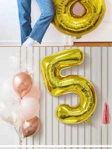 Detailed view of number 5 gold aluminum balloon with elegant decorative balloon cluster
