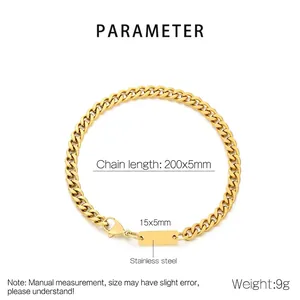 Macro d'un bracelet gourmette doré de 200 mm en acier inoxydable avec plaque rectangulaire