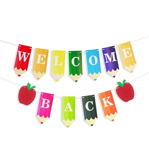 Détail de bannières crayons colorés avec lettres Welcome Back et motifs pomme pour classe