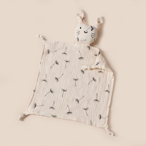 Détail d'un doudou lapin en mousseline avec imprimé pissenlit et coins noués en coton beige