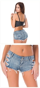 Dettaglio di pantaloncini di jeans blu con ritagli laterali e bordi sfrangiati trendy