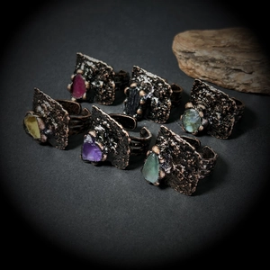 Détail de bagues en bronze vintage avec diverses pierres de cristal naturel brut