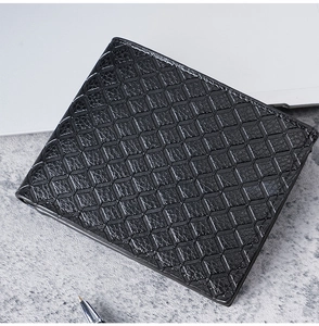 Dettaglio del portafoglio nero bifold con trama geometrica e cuciture di precisione