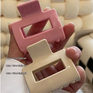 Minimalistische quadratische geometrische Haarklammern in Pink und Beige