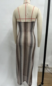 Détail d'une robe longue dos nu à col en V avec texture ondulée et fines bretelles