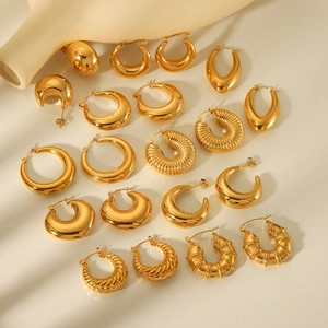 Sammlung minimalistischer, 18 Karat vergoldeter Edelstahl-Ohrringe in verschiedenen Stilen