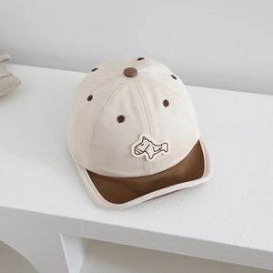 Schattige baby honkbalpet met kleurblok klep en zacht katoen voor optimale zonwering