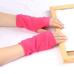 Gros plan des mitaines en tricot rose vif montrant la texture et l'ajustement au poignet