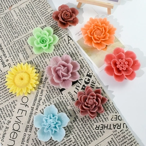 Macro-opname van kleurrijke harsbloemen voor DIY-kaarsen knutselen op een retro achtergrond