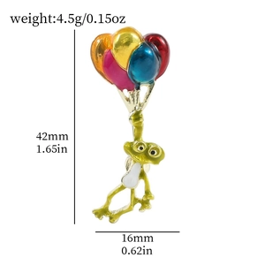 Insigne émaillé grenouille et ballons colorés mesurant 42mm de haut et 16mm de large