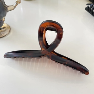 Minimalist large amber tortoise shell hair claw clip with strong metal spring for women