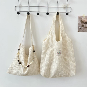 Détails des sacs cabas en jacquard floral avec dentelle 3D et bandoulière perlée